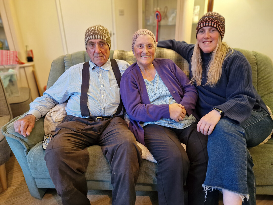 Addie, Margaret und Anne Doull (v. l.) betreiben eine Schaffarm auf den Shetlandinseln. 2024 war Anne Schirmherrin für die traditionelle Wollwoche. Sie tragen die von Anne entworfene Strickmütze.