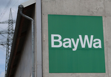 Das BayWa-Logo h�ngt an der Au�enwand eines Lagergeb�udes. Das Handelsunternehmen will in der Fl�che sichtbar bleiben. Von rund 400 Standorten sollen lediglich 26 geschlossen werden.