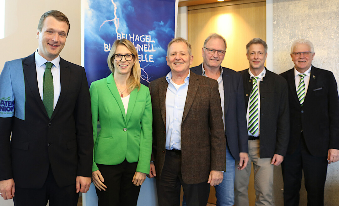 Um Risikomanagement ging es auf der Bezirksversammlung mit (v. l.): Friedrich Ehrmann, neuer Leiter Vereinigte Hagel Direktion Stuttgart, Stefanie Strebel, Gesch�ftsf�hrerin der Ceresal GmbH Mannheim, Ulrich Eppler, ehemaliger Leiter Direktion Stuttgart, Klaus Grieshaber, Bezirksvorsitzender Hegau, Karsten Gros, Spartenleiter Zwischenfr�chte bei der Saatenunion, und Vertriebsberater Martin Munz.   