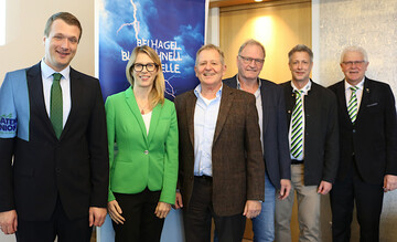 Um Risikomanagement ging es auf der Bezirksversammlung mit (v. l.): Friedrich Ehrmann, neuer Leiter Vereinigte Hagel Direktion Stuttgart, Stefanie Strebel, Gesch�ftsf�hrerin der Ceresal GmbH Mannheim, Ulrich Eppler, ehemaliger Leiter Direktion Stuttgart, Klaus Grieshaber, Bezirksvorsitzender Hegau, Karsten Gros, Spartenleiter Zwischenfr�chte bei der Saatenunion, und Vertriebsberater Martin Munz. 