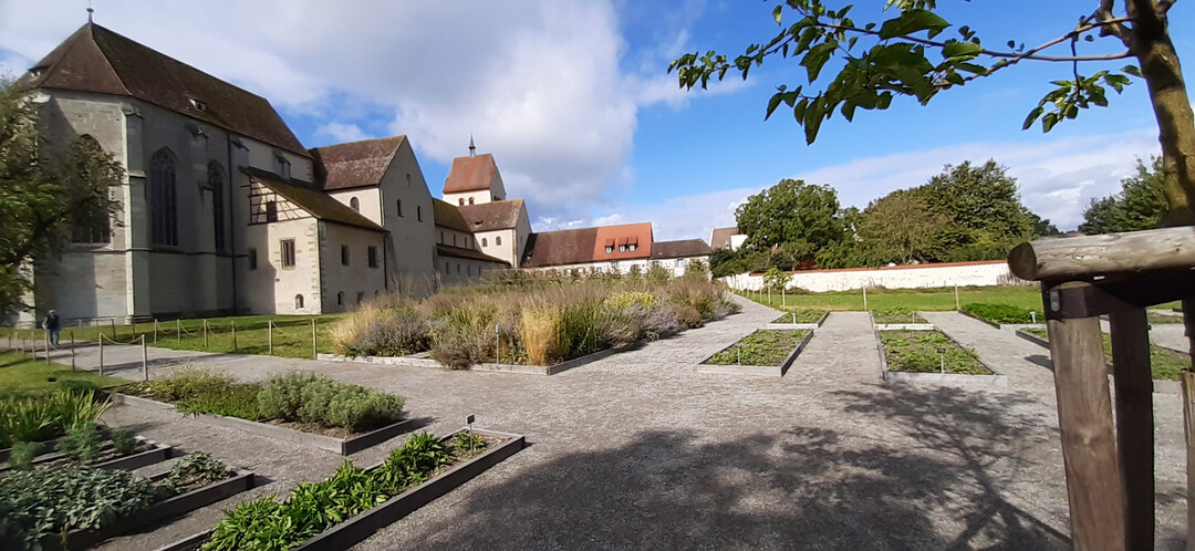 Blick auf das M�nster und ehemalige Kloster in Reichenau-Mittelzell, im Mittelalter ein kulturelles Zentrum der damaligen Welt. In rechteckigen Beeten links der Strabo-Kr�utergarten, davor der Gem�segarten und ein Staudenbeet �Blau-Gold�.