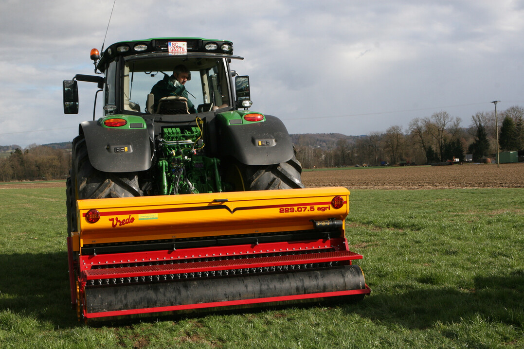 Regelmäßige Nachsaat sorgt für dichte "Grasnarben, die stabilere Erträge liefern.