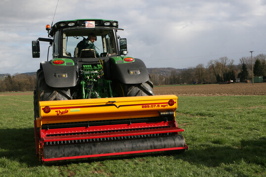 Regelmäßige Nachsaat sorgt für dichte "Grasnarben, die stabilere Erträge liefern.