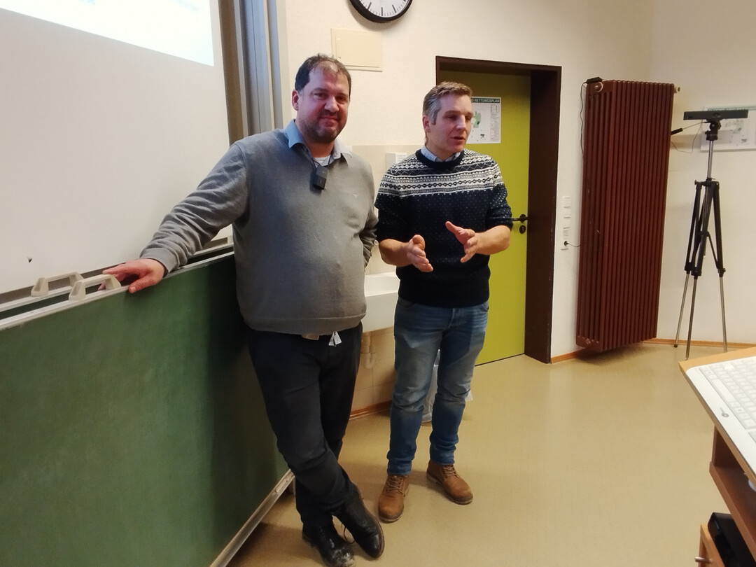 Wie l�sst sich die Klimabilanz von Milchviehbetrieben verbessern? Eine Frage, die Prof. Dr. Stephan Schneider (l.) von der HfWU N�rtingen-Geislingen, und Mario Frese (r.), Milchviehhalter aus Hessen, bei dem gleichnamigen �Klimafarm�-Projekt des Landwirtes besch�ftigt.