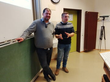 Wie lässt sich die Klimabilanz von Milchviehbetrieben verbessern? Eine Frage, die Prof. Dr. Stephan Schneider (l.) von der HfWU Nürtingen-Geislingen, und Mario Frese (r.), Milchviehhalter aus Hessen, bei dem gleichnamigen „Klimafarm“-Projekt des Landwirtes beschäftigt.