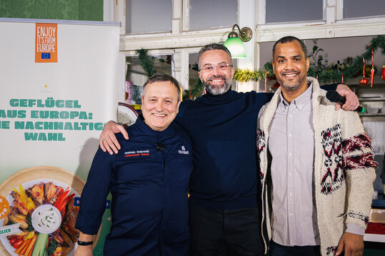 Unter der Moderation von Patrice Bou�dib�la pr�sentierten Christoph Grabowski und Amil Hota am 5. Dezember 2024 die von der EU kofinanzierte �Initiative Gefl�gel aus Europa � eine nachhaltige Wahl� in der Berliner Arminiusmarkthalle. 