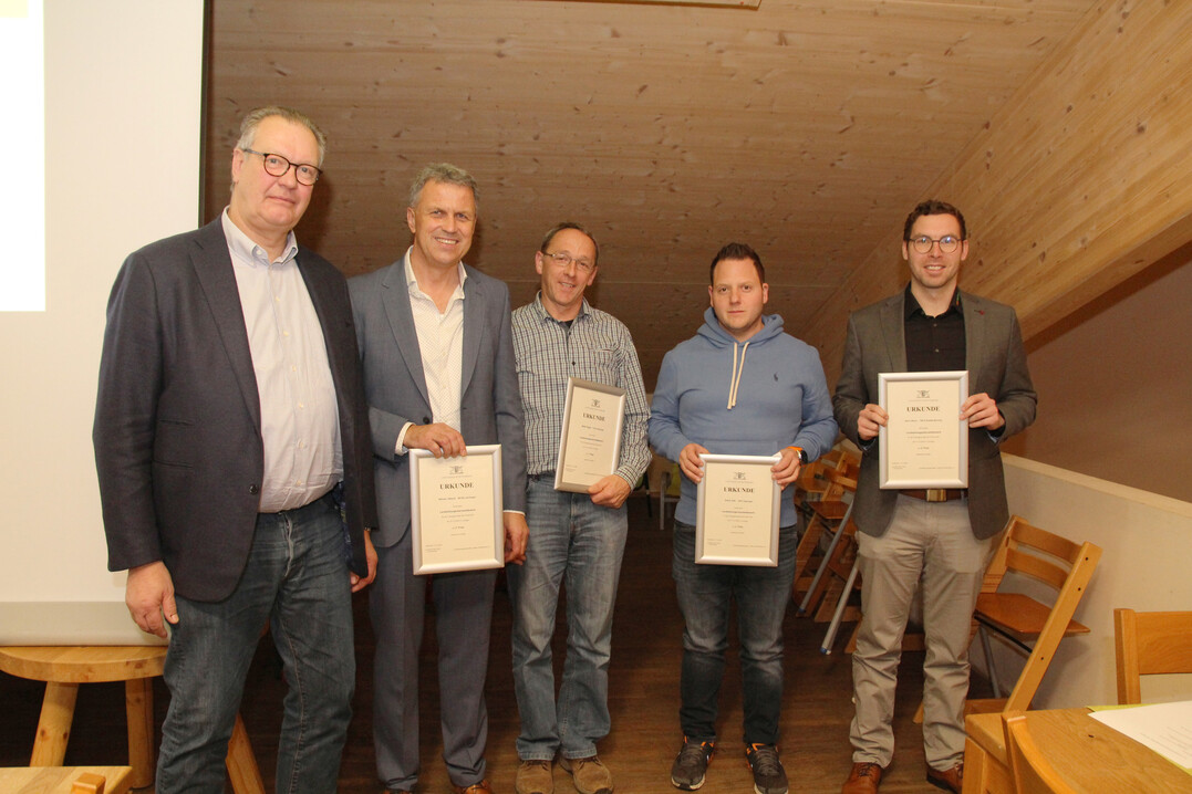 Die Ausrichter des Braugerstenwettbewerbs und die anwesenden Preistr�ger (v. l.): Andreas Hiby-Durst, Vorsitzender der Landesbraugerstenstelle, Karl-Otto Sprinzing, Walter Ziegler, Simon Sitzler und Kevin Braun.