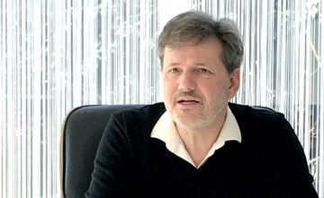 Olaf Deininger, Friedrichshafen/Bodensee, bis 2019 Chefredakteur des Handwerk-Magazins, davor Redaktionsleiter Neue Medien beim Deutschen Landwirtschaftsverlag, München, ist Wirtschaftsjournalist, Digitalexperte und schreibt für Zeitungen und Fachmagazine über Food, Medien und neue Technologien.