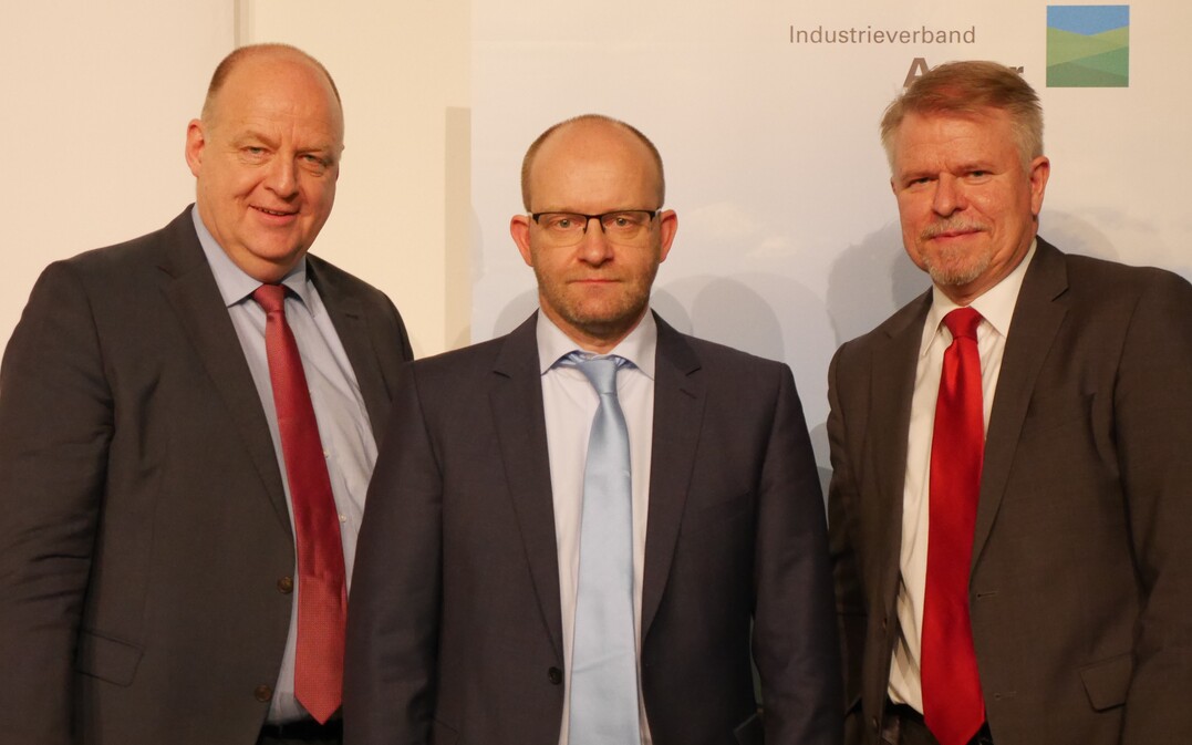 Auftraggeber und Autor der Studie (von links): IVA-Hauptgesch�ftsf�hrer Volker Koch-Achelp�hler, Dr. Steffen Noleppa von der HFFA-Research und IVA-Pr�sident Dr. Helmut Schramm, zugleich Gesch�ftsf�hrer Bayer CropScience Deutschland GmbH.
