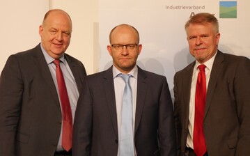 Auftraggeber und Autor der Studie (von links): IVA-Hauptgeschäftsführer Volker Koch-Achelpöhler, Dr. Steffen Noleppa von der HFFA-Research und IVA-Präsident Dr. Helmut Schramm, zugleich Geschäftsführer Bayer CropScience Deutschland GmbH.