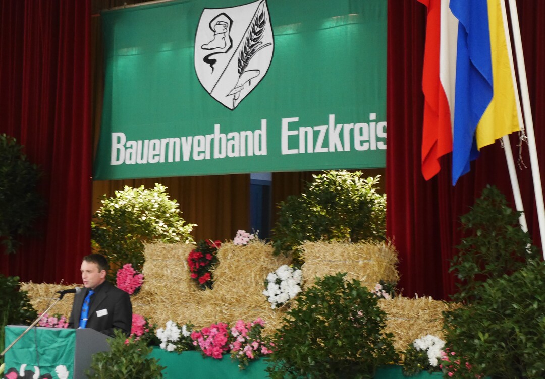Kreisvorsitzender Ulrich Hauser bei seiner Begr��ung auf dem Kreisbauerntag des Bauernverbandes Enzkreis am 19. Februar 2016 in M�hlacker-Enzberg.