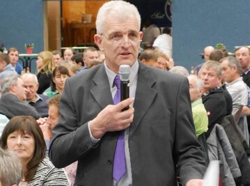 Wolfgang Daiber, neu in den Gemeinderat gew�hlt, ist Landwirt im Uhinger Stadtteil Holzhausen (Landkreis G�ppingen). Bei seinem Hof wird ein Kunstrasenplatz gebaut. Daiber, bis 2018 Vorstandsmitglied im Kreisbauernverband G�ppingen, erkl�rt im Interview mit BWagrar, warum er dagegen klagt und welche Gefahren er durch Mikroplastik sieht.