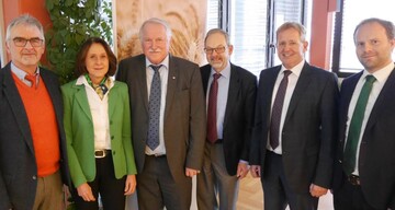 Joachim Hauk (3. v. l.) freut sich �ber die Ehrennadel der Vereinigten Hagel und das nicht allt�gliche Lob f�r seine Arbeit (v. l.): Aufsichtsrat Dr. Hans-J�rg Gebhard, Bezirksvorsitzende Heidrun Hohl, Aufsichtsratsvorsitzender Klaus Mugele, Bezirksdirektor Hans-Ulrich Eppler, Vorstand Dr. Jan Keller.