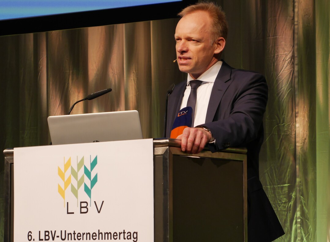 Pr�sident Prof. Dr. Dr. h. c. Clemens Fuest vom ifo Institut h�lt den spannenden Impulsvortrag beim 6. LBV-Unternehmertag.
