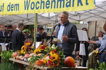 LBV-Vizepräsident Gerhard Glaser wirbt auf dem Erntedank-Wochenmarkt am 30. September 2017 in Stuttgart für regionale Produkte von Bauern und Gärtnern.