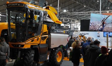 Die Intervitis Interfructa Hortitechnuica �ffnete am 27. November 2016 auf der Messe Stuttgart ihre Pforten. Bis zum 30. November 2016 pr�sentieren rund 400 Aussteller ihre Neuheiten auf der internationalen Technikmesse f�r Wein, Saft und Sonderkulturen. Etwa 25.000 Besucher werden erwartet. EU-Kommissar G�nther Oettinger (CDU) und Wirtschaftsminister Sigmar Gabriel (SPD) unterstreichen mit ihrem Besuch zus�tzlich den Stellenwert der Branche.