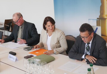 Verkünden die Ergebnisse des Milchgipfels Baden-Württemberg am 6. Juni 2016 in Weinsberg: Minister Peter Hauk (r.) und Franz Käppeler, Vertreter der Bauernverbände; mit dabei Hauks Pressesprecherin Isabel Kling.