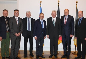 Nach dem Meinungsaustausch (von links): Vizepr�sident Gerhard Glaser, LBV-Hauptgesch�ftsf�hrer Peter Kolb, Ministerialdirektor Wolfgang Reimer, Vizepr�sident Klaus Mugele, Ministerpr�sident Winfried Kretschmann, Pr�sident Joachim Rukwied, Vizepr�sident Hans-Benno Wichert.
