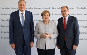  DBV-Pr�sident Joachim Rukwied freut sich �ber die anerkennenden Worte von Bundeskanzlerin Angela Merkel f�r die Bauernfamilien beim Deutschen Bauerntag am 28. Juni 2017 in Berlin; rechts Bundesminister Christian Schmidt.