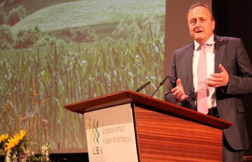 Präsident Joachim Rukwied spricht frei, offen und überzeugend zu mehr als 300 Delegierten und Gästen aus Politik, Wirtschaft und Gesellschaft bei der Mitgliederversammlung des Landesbauernverbandes in Baden-Württemberg (LBV) am 16. Juni 2016 in Fellbach (Rems-Murr-Kreis).