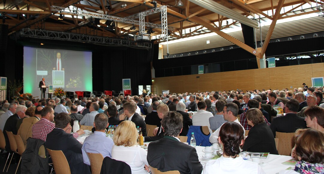 DBV-Pr�sident Joachim Rukwied spricht beim Veredlungstag am 9. September 2015 im niederbayerischen Essewnbach bei Landshut.