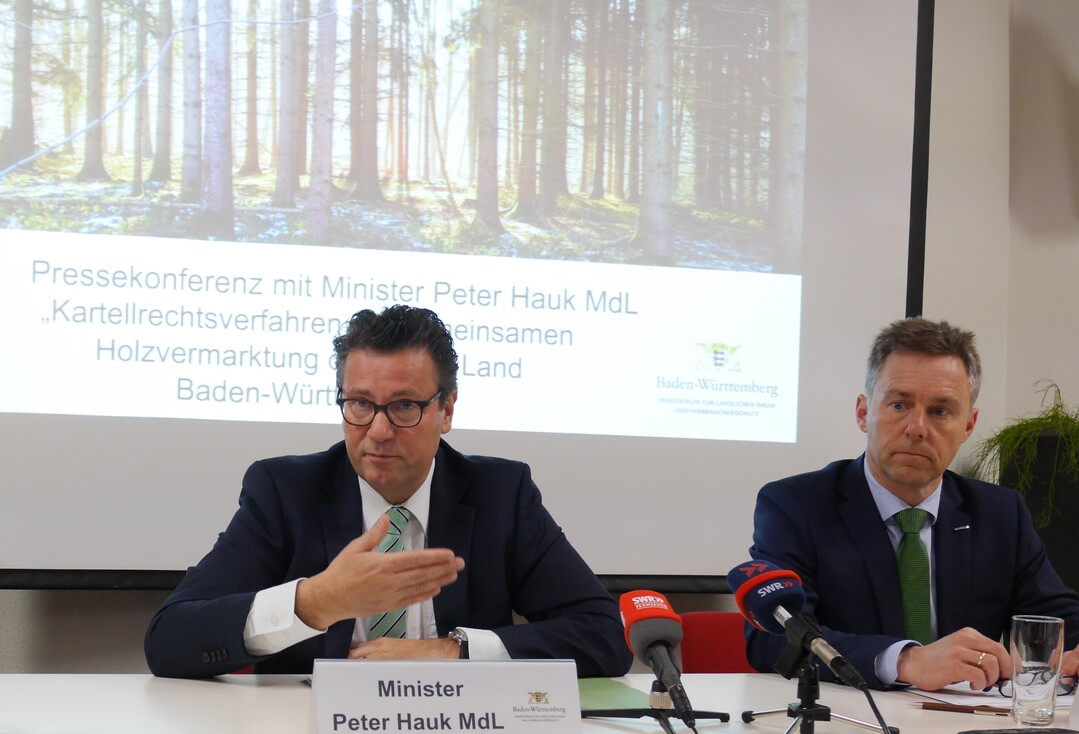 Minister Peter Hauk nimmt am 15. M�rz 2017 vor der Landespresse Stellung zum Urteil des OLG D�sseldorf zur gemeinsamen Holzvermarktung in Baden-W�rttemberg; rechts Forstpr�sident Max Reger.