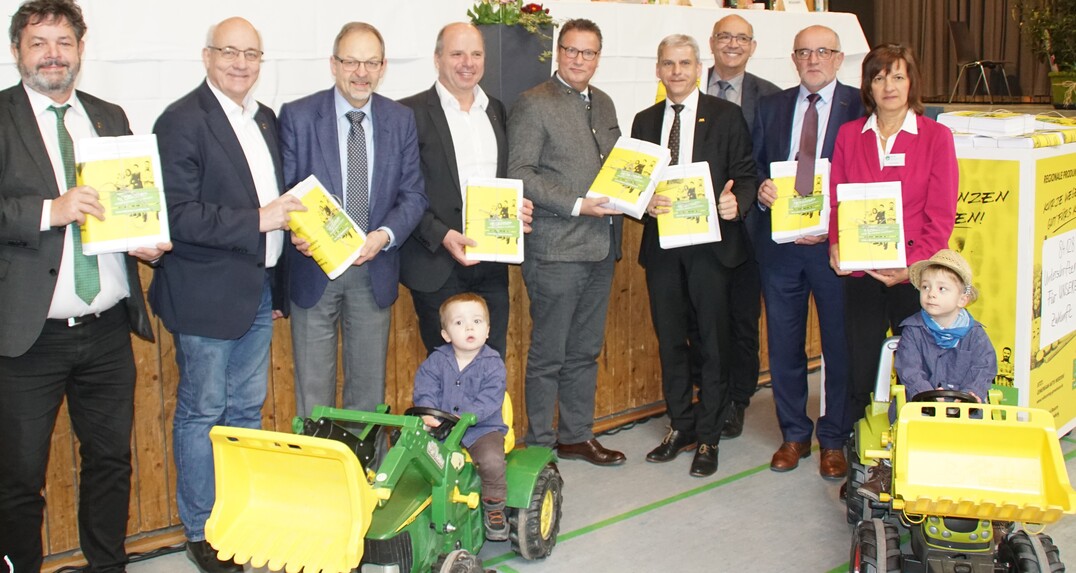 LBV-Vizepräsident Klaus Mugele (3. v. l.) übergibt mit BLHV-Präsident Werner Räpple (2. v. r.) und Vertretern anderer Initiatoren an Minister Peter Hauk (Mitte) symbolisch die gesammelten Unterschriften für den Volksantrag bei der BLHV-Landesversammlung am 7. Februar 2020 in Endingen am Kaiserstuhl (Landkreis Emmendingen).