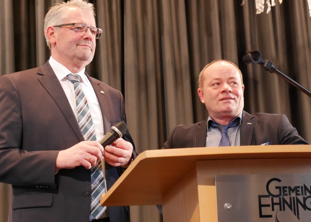 Berliner Informationen aus erster Hand beim Kreisbauerntag in Ehningen (Landkreis B�blingen) � Ern�hrungsausschuss-Vorsitzender Alois Gerig (links) stellt sich der Diskussion; rechts Kreisvorsitzender Andreas Kindler.