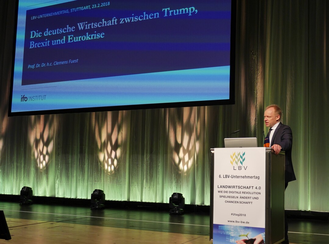 Pr�sident Prof. Dr. Dr. h. c. Clemens Fuest vom ifo Institut h�lt den spannenden Impulsvortrag beim 6. LBV-Unternehmertag.