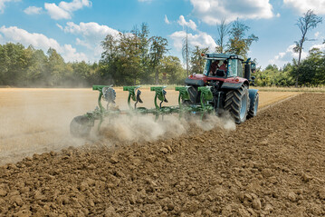 Speziell bei schweren Zugarbeiten sollten Ballastierung und Reifeninnendruck des Traktors angepasst sein.