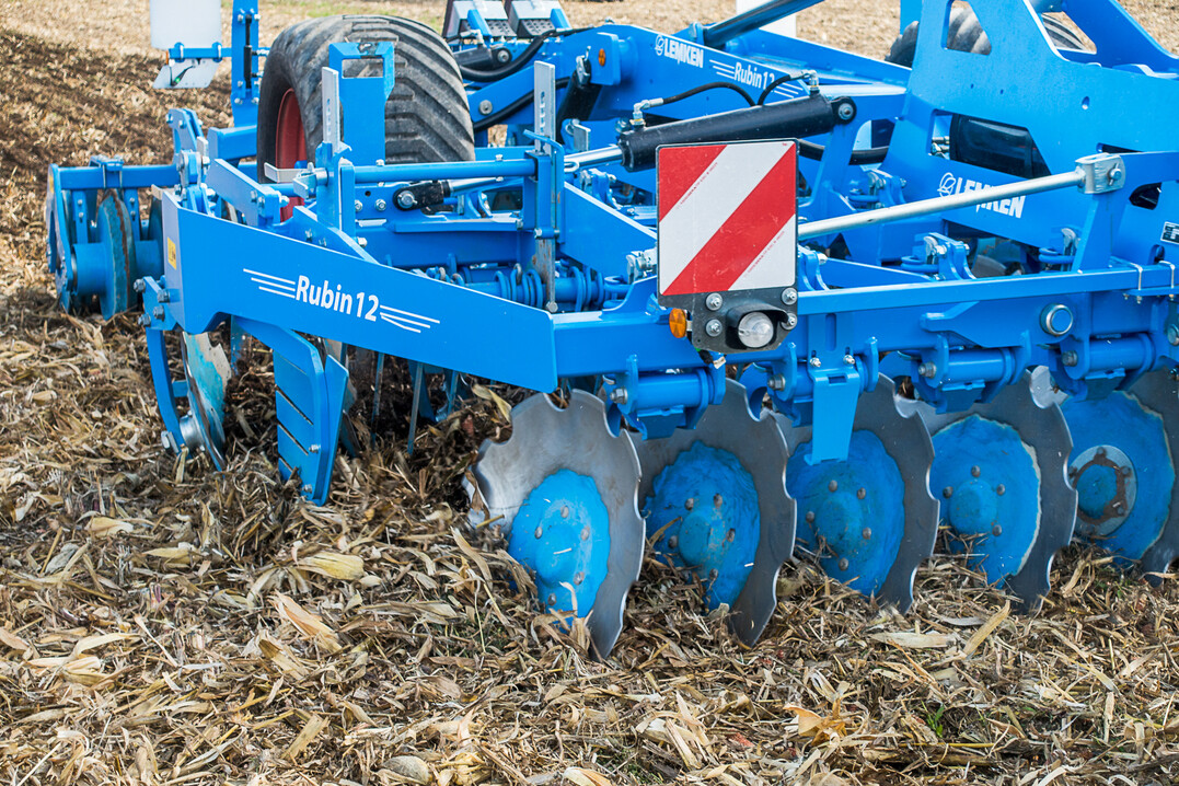 Je besser die Vermischung mit Boden, desto schneller erfolgt die Umsetzung des Maisstrohes.  