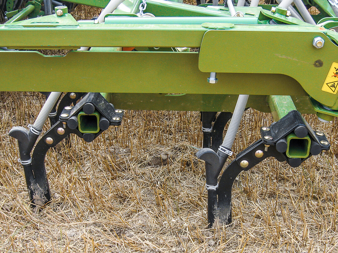 Zinkenscharmaschinen �ffnen und r�umen den S�schlitz mit einem Mei�el oder Zinken.  