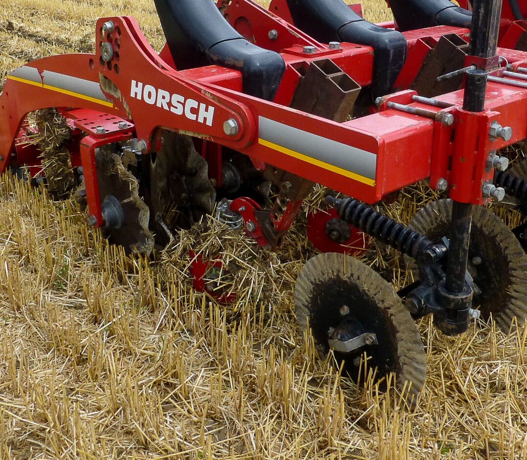 Die streifenweise Bearbeitung des Bodens kombiniert die Vorteile der Mulch- und Direktsaat.