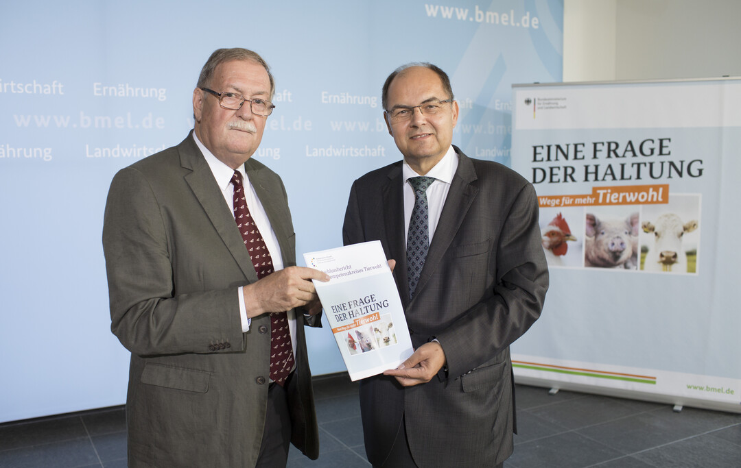 Bundesminister Schmidt mit dem Vorsitzenden des Kompetenzkreises Herr Lindemann (l.) bei der Übergabe des Abschlussberichtes