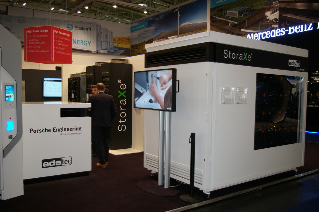 Hochleistungsspeicher auf Lithium-Ionen-Basis ind Schranksystemen oder als Outdoor-Lösung von ADS-Tec.