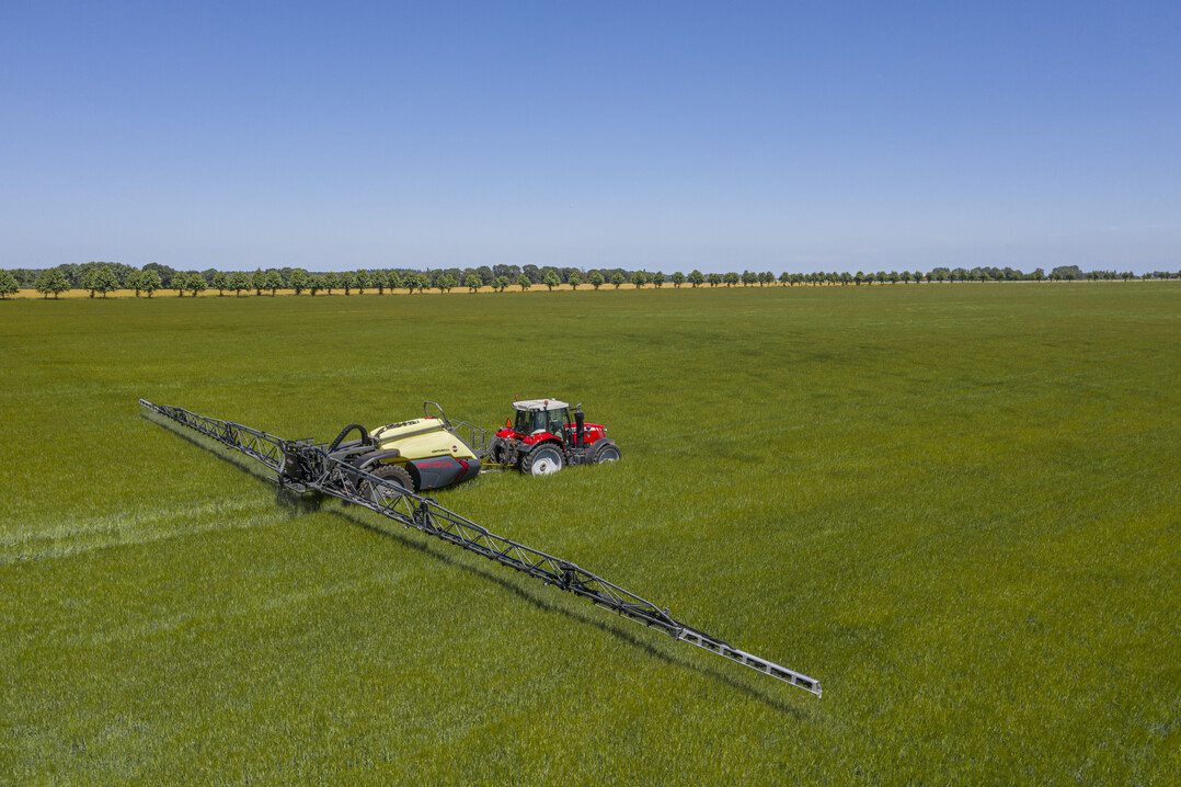 Hardi stellt die Pflanzenschutzspritze Aeon Centuraline Serie nun mit PulseSystem vor.