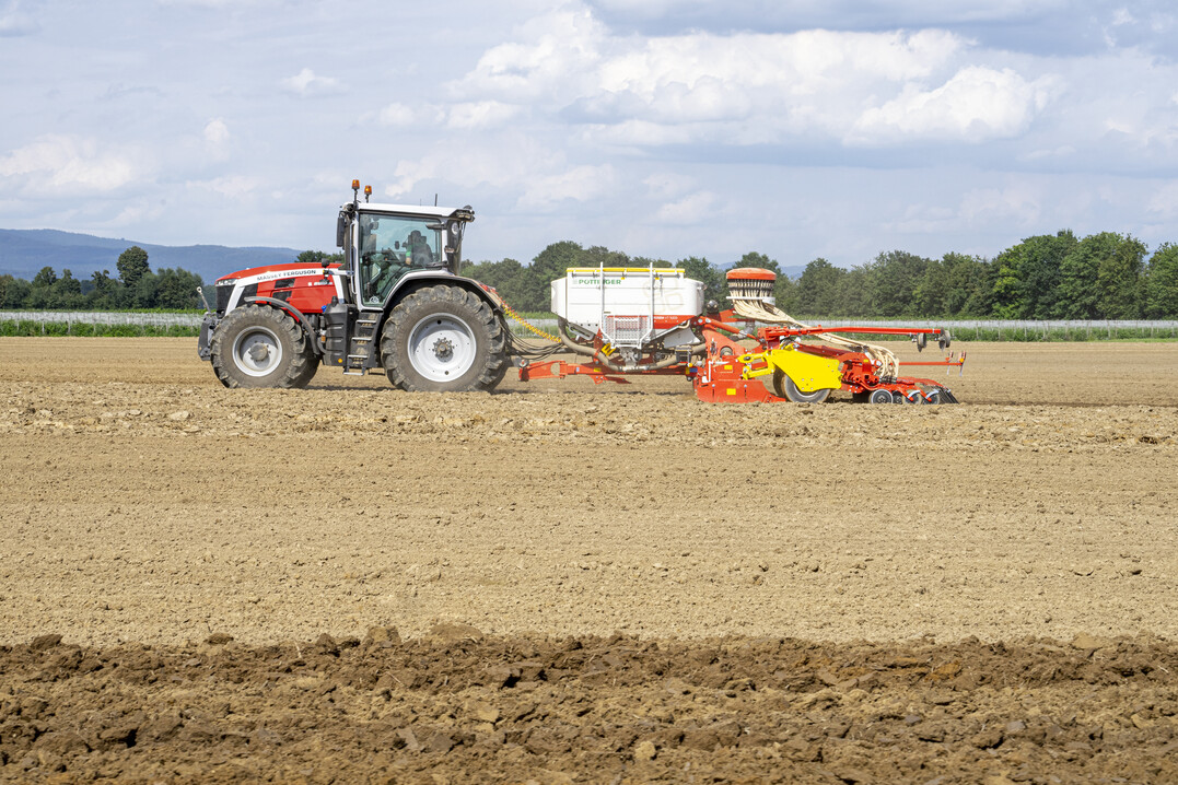 Die neue, gezogene Aerosem Sämaschine ist mit einer Kreiselegge kombiniert und hat 5 m Arbeitsbreite.