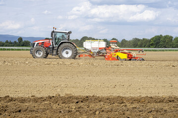  Die neue, gezogene Aerosem S�maschine ist mit einer Kreiselegge kombiniert und hat 5 m Arbeitsbreite.
