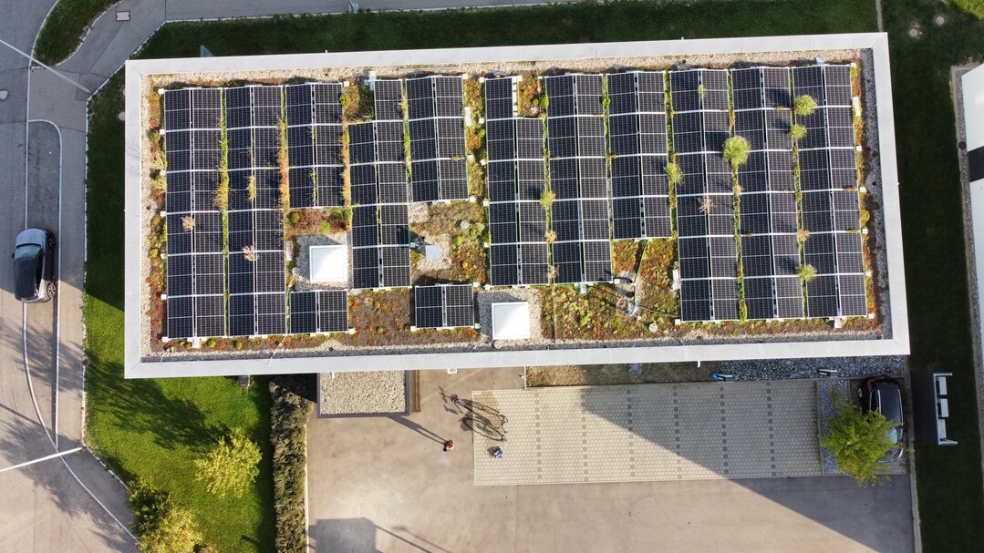 Luftbild mit Blick auf das Flachdach mit den aufgest�nderten PV-Modulen.