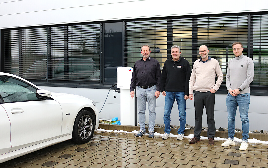 Eigenstrom und Lades�ulen f�r die E-Autos: Dar�ber freuen sich Gesch�ftsf�hrer Rudolf Barthel (3. v. l.) und Jochen Daiber (r.), AGR-Steuerberater, zusammen mit den Gesch�ftsf�hrern der DeLimes Energy GmbH, Carsten Mayer (l.) und Herbert Koeberle.