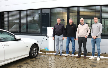 Eigenstrom und Lades�ulen f�r die E-Autos: Dar�ber freuen sich Gesch�ftsf�hrer Rudolf Barthel (3. v. l.) und Jochen Daiber (r.), AGR-Steuerberater, zusammen mit den Gesch�ftsf�hrern der DeLimes Energy GmbH, Carsten Mayer (l.) und Herbert Koeberle.