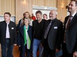 Grünen-Bundesvorsitzender beim Kreisbauerntag in Mühlacker – Robert Habeck, umrahmt von Abgeordneten, Kreisvorsitzendem Ulrich Hauser (links) und dessen Stellvertreter Thomas Kaucher (2. von rechts) sowie Landrat Bastian Rosenau (rechts) stellen sich kurz vor Beginn im Uhlandbau den Fotografen.