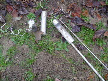 Topcat-Fallen liefern gute Fangerfolge. Im Bild von links eine gestellte Falle, eine Falle mit Maus, Bohrstock und Suchstab.