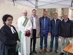 Die Akteure beim Erntedank-Wochenmarkt in Stuttgart (von links): Pfarrerin Monika Renninger, Diakon Uwe Renz, Geschäftsführer Thomas Lehmann von der Märkte Stuttgart GmbH, LBV-Vizepräsident Gerhard Glaser, Horst Wenk vom Landesbauernverband (LBV) und Bürgermeister Thomas Fuhrmann; nicht auf dem Bild: Henk van der Geer, Sprecher der Marktbeschicker, und weitere fleißige Helferinnen und Helfer.
