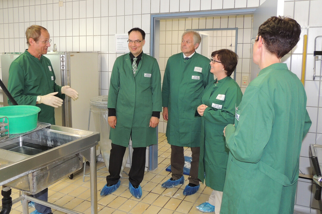 Ministerialdirektorin Grit Puchan (2. v. r.) auf Visite in der Pathologie mit (v.l.) Dr. J�rgen Emele, Dr. Thomas Miller, Dr. Gerhard Kuhn und Dr. Alexandra Kley-Sonntag  