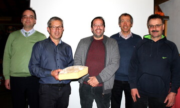 Eingeladen zur Fachtagung hatte (v.l.) Prof. Dr. Wilhelm Pflanz, Vorsitzender der ALB, auf den Betrieb von Helmut Rauscher. Über ihre Erfahrungen in der Milchverarbeitung ab Hof sprachen Marc Albrecht-Seidel, Geschäftsführer Verband handwerklicher Milcherzeugung (VHM); Rainer Bertsch, Technischer Sachverständiger für Molkereiwesen in Baden-Württemberg und Thomas Schäfer, Tübinger Bio-Bauernmilch GmbH.