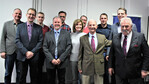 Starkes Team von Aufsichtsrat und Vorstand bei der Milchzentrale: Der Vorsitzende des Vorstands, Rainer Treiber, stellte sein Amt zur Verfügung, weil er seine Milchviehhaltung aufgegeben hat und laut Satzung nur aktive Milcherzeuger in die Gremien gewählt werden dürfen. „Ich denke, es sollte jemand vorne stehen, der selber melkt“, meinte Treiber. Als Nachfolger von Treiber wechselt der bisherige Aufsichtsratsvorsitzende Bernhard Roth (2.v.l.) in den Vorstand. Neu in den Aufsichtsrat wählten die Mitglieder Jochen Brenneis (3.v.l.). Mit auf dem Bild Dr. Johannes Klaus vom Genossenschaftsverband (2.v.r.), Geschäftsführer Dr. Francesco Albanese (vorne 2.v.r.) und Karin Leiber, Assistentin der Geschäftsführung sowie der Ehrenvorsitzende der Milchzentrale Heinrich Henning (rechts).