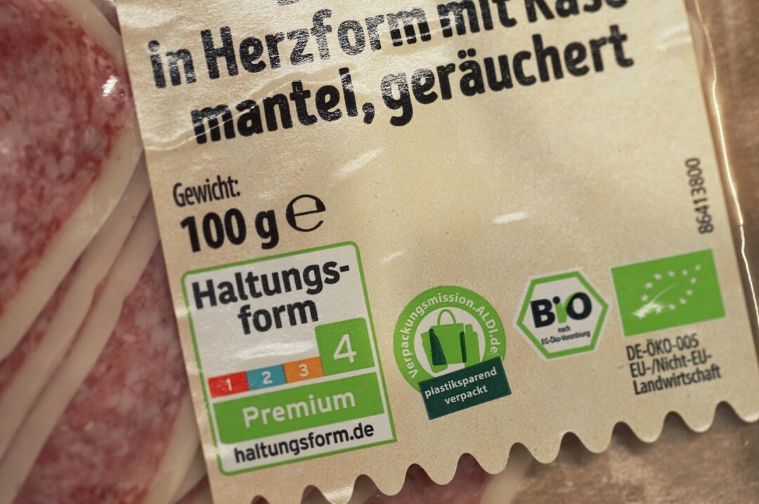 Bis 2030 werden die Discounter auch gek�hlte Fleisch- und Wurstwaren1 in Deutschland vollst�ndig auf die beiden h�chsten Haltungsformen 3 und 4 umstellen.