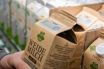 Bis spätestens 2030 will Aldi ausschließlich Trinkmilch aus den Haltungsformen 3 und 4 in ihren Märkten anbieten.