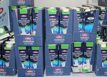 Seit dem 4. Mai kostet die Vollmilch und die fettarme Milch im Laden jeweils 6 Cent mehr.